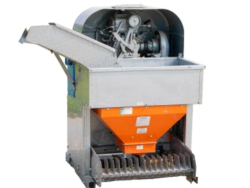 From Corn Stalk to Cattle Feed in One Pass: Weiwei Machinery 9ZP Chaff Cutter Series Cuts Straw, Hay and Silage for Farms and Homesteads